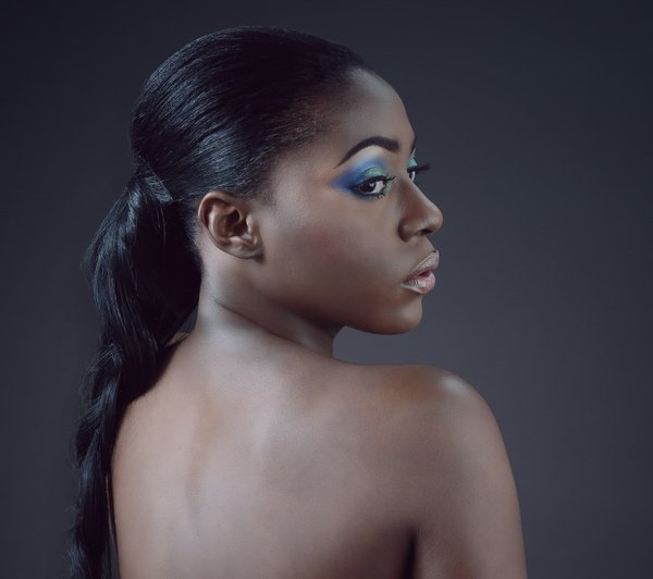 Comment réaliser un chignon sophistiqué pour cheveux mi-longs ?