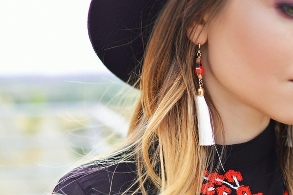 Quels types de bijoux d'oreille recommander pour des lobes sensibles ?