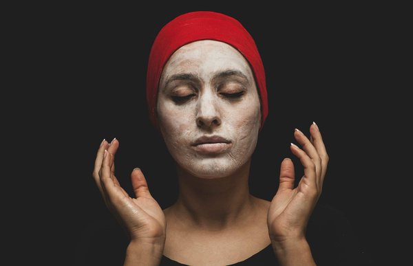 Quels ingrédients naturels utiliser pour créer un masque facial réparateur après une exposition au soleil ?